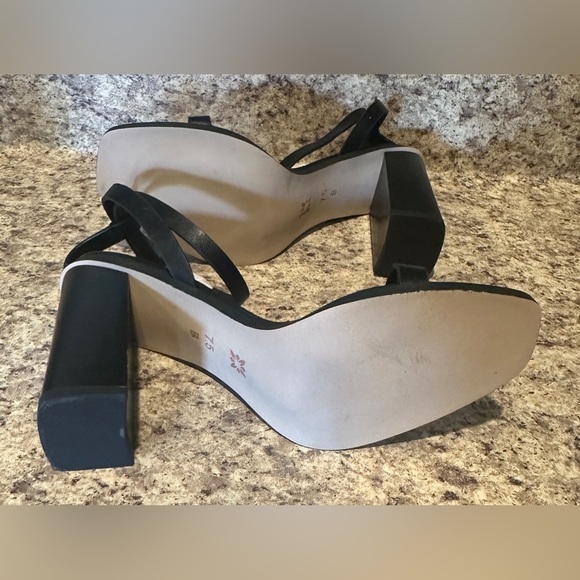 BCBG Generation black strappy heels size 7.5 - Picture 4 of 6